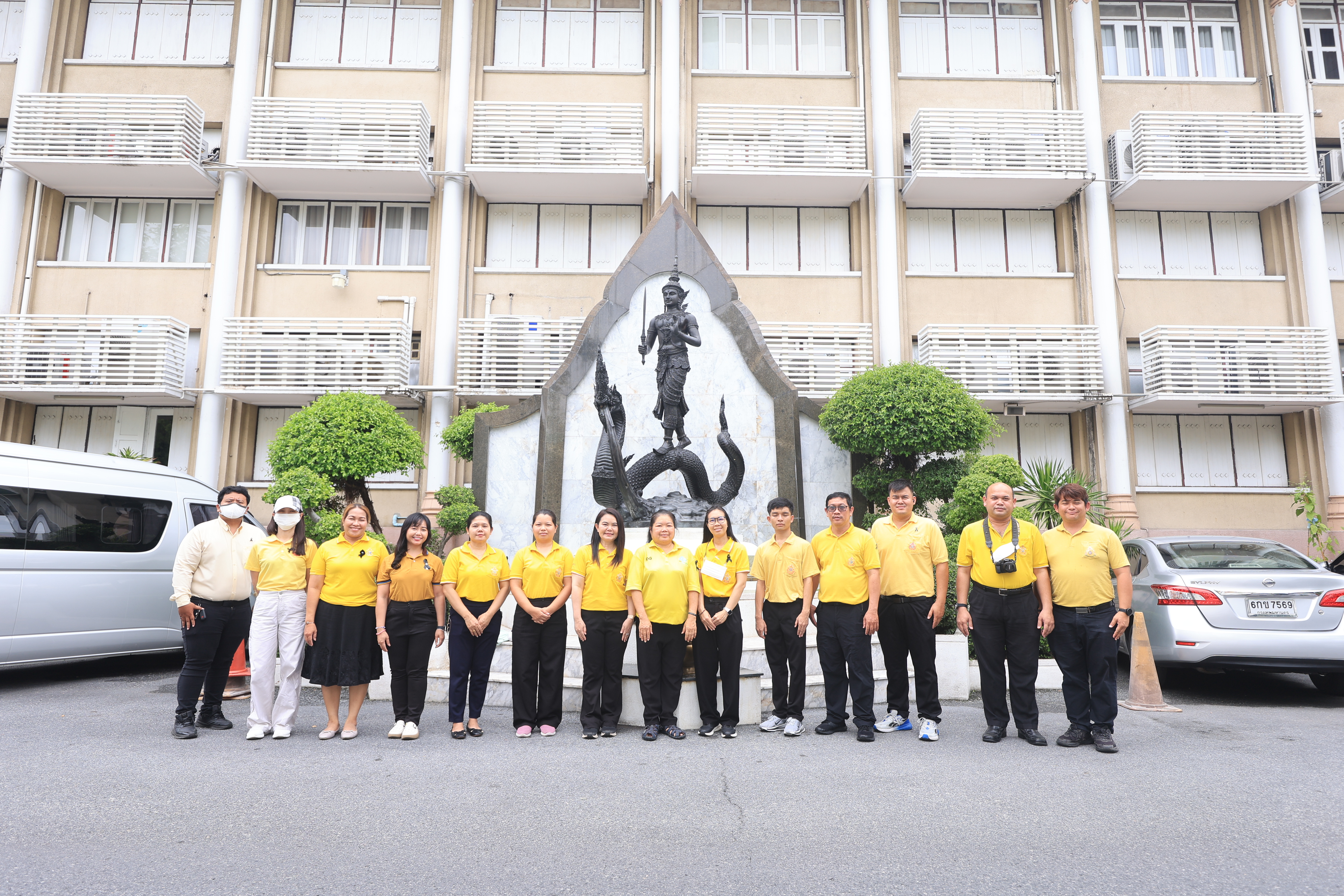 title - ส.ป.ก. ร่วมเฝ้ารับเสด็จฯ พระบาทสมเด็จพระเจ้าอยู่หัว และ สมเด็จพระนางเจ้า ฯ พระบรมราชินี เนื่องในโอกาสเสด็จพระราชดำเนินไปในการ พระราชพิธีเฉลิมพระชนมพรรษา 28 กรกฎาคม 2569